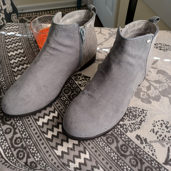 Girls Gray zip up ankle Boots size 5 - Picture 2 of 5